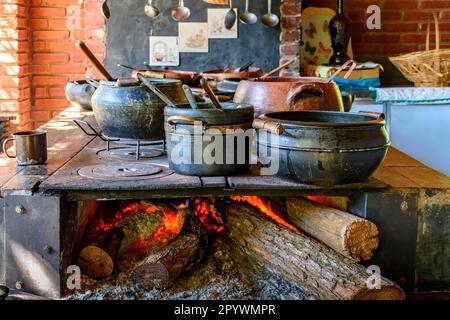 Cibo tradizionale brasiliano preparato in pentole di argilla e nella vecchia e popolare stufa a legna, Lagoa Santa, Minas Gerais, Brasile Foto Stock