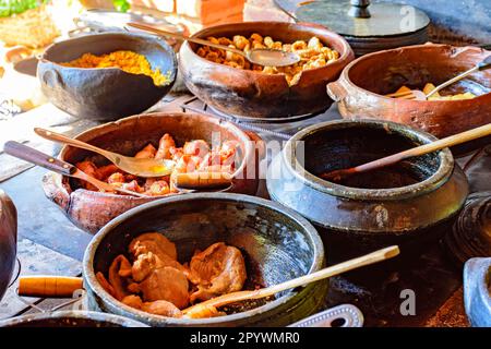 Cibo tradizionale brasiliano preparato in pentole di argilla e nella vecchia e popolare stufa a legna, Lagoa Santa, Minas Gerais, Brasile Foto Stock