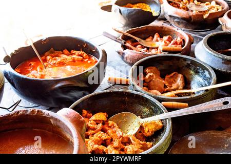 Cibo tradizionale brasiliano preparato in pentole di argilla e nella vecchia e popolare stufa a legna, Lagoa Santa, Minas Gerais, Brasile Foto Stock