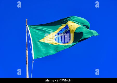 Bandiera brasiliana che sbatte nel vento e il cielo blu sullo sfondo, Rio de Janeiro, Rio de Janeiro, Brasile Foto Stock