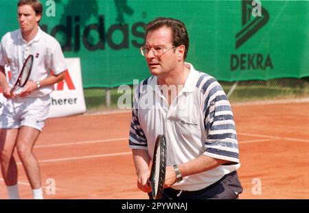 Giocare a tennis il Ministro degli Esteri Kinkel in un torneo di tennis del Bundestagssport e.V. Bonn, Nord Reno-Westfalia, Germania, 11.07.1997 [traduzione automatica] Foto Stock