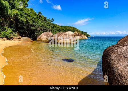 Spiaggia paradisiaca e deserta circondata dalla foresta pluviale nella baia di Ilha Grande in Angra dos Reis sulla costa di Rio de Janeiro, Brasile Foto Stock