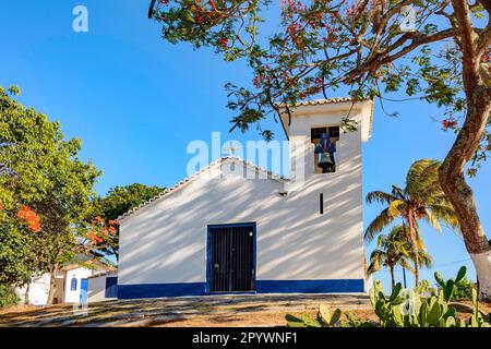 Antica facciata della chiesa costruita nel 18th ° secolo in Brasile in architettura coloniale a Buzios città, Igreja dos Ossos, Buzios, Rio de Janeiro, Brasile Foto Stock