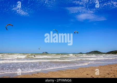 Kitesurfers godendo il vento e le onde della spiaggia di Rasa a Buzios nello stato di Rio de Janeiro, Praia Rasa, Buzios, Rio de Janeiro, Brasile Foto Stock