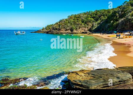 Spiaggia Paradiso con acque colorate e trasparenti circondate da pietre e vegetazione nella città di Buzios, una delle principali destinazioni turistiche in Foto Stock