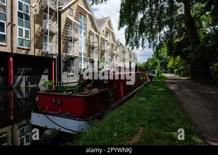 Londra - 05 21 2022: Casa galleggiante ormeggiato sul Canal Grande Union vicino a Meanwhile Gardens Foto Stock