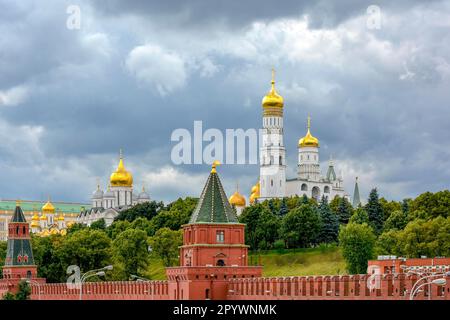 Mura e giardini del Kremelin a Mosca in Russia con le sue chiese e l'imponente architettura, il Brasile Foto Stock