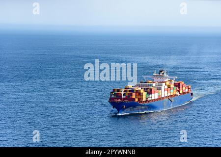 Nave da carico che trasporta diversi container sulle acque del mare di rio de Janeiro, Brasile, Rio de Janeiro, Rio de Janeiro, Brasile Foto Stock