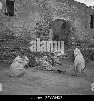 Gli uomini sono seduti alla periferia di Tetouan. Foto Stock