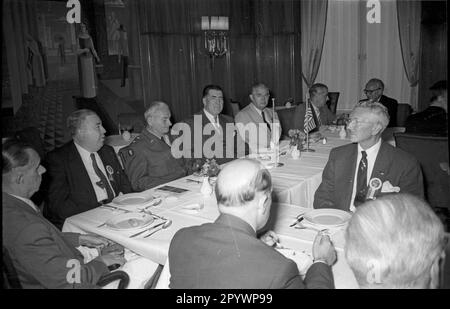 Incontro della Camera di Commercio americana (AHK) presso l'Hotel Kempinski di Berlino, ottobre 1955. Foto Stock