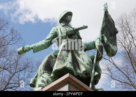 Soldato sovietico con arma e bandiera, monumento ai soldati dell'Armata Rossa morti nella seconda guerra mondiale, Dresda, Sassonia, Germania Foto Stock