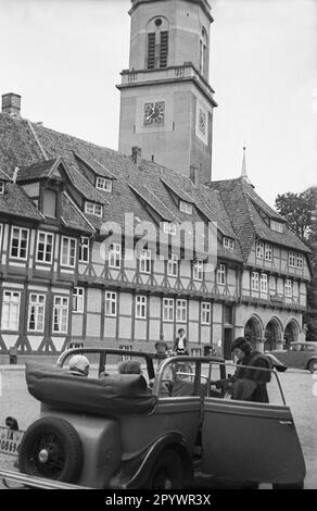 Strada nel centro storico di celle con la torre del San La Chiesa di Maria sullo sfondo. Foto Stock