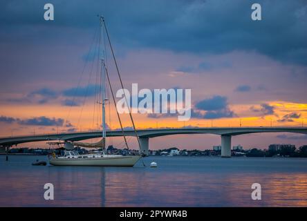 Tramonto skyu dietro il John Ringling Causeway Bridge sopra Sarasota Bay in Sarasota Florida USA Foto Stock