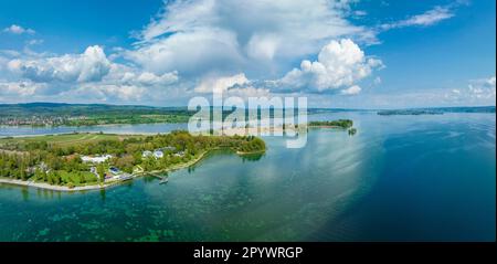 Veduta aerea della penisola di Mettnau vicino a Radolfzell con centro termale e ristoranti, Isola di Reichenau all'orizzonte a destra, Costanza Foto Stock