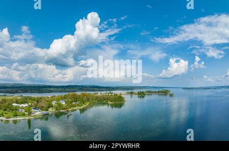 Veduta aerea della penisola di Mettnau vicino a Radolfzell con centro termale e ristoranti, Isola di Reichenau all'orizzonte a destra, Costanza Foto Stock