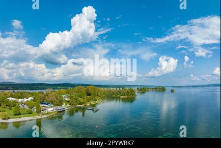 Veduta aerea della penisola di Mettnau vicino a Radolfzell con centro termale e ristoranti, Isola di Reichenau all'orizzonte a destra, Costanza Foto Stock