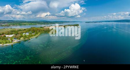 Veduta aerea della penisola di Mettnau vicino a Radolfzell con centro termale e ristoranti, Isola di Reichenau all'orizzonte a destra, Costanza Foto Stock