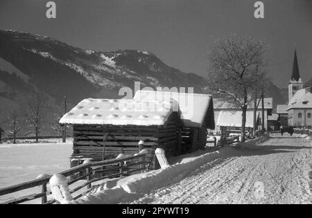 'Vista dall'esterno sul centro della parrocchia con la chiesa parrocchiale cattolica ''Pongauer Dom''). Foto non datata, probabilmente nell'inverno del 1938/39.' Foto Stock