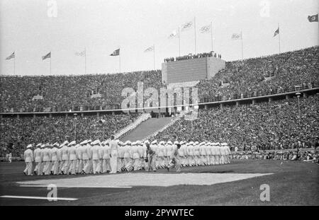 Ingresso della squadra tedesca nell'Olympiastadion Berlin alla cerimonia di apertura delle Olimpiadi estive del 1936. 382 atleti tedeschi maschi entrano nello stadio. Foto Stock