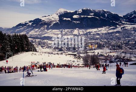 Coppa del mondo di sci alpino 1993/1994 Kitzbuehel Slalom 16.01.1994 partecipanti sulla pista di Ganslern FOTO: WEREK Pressebildagentur xxNOxMODELxREASExx [traduzione automatica]- AUSTRIA OUT Foto Stock