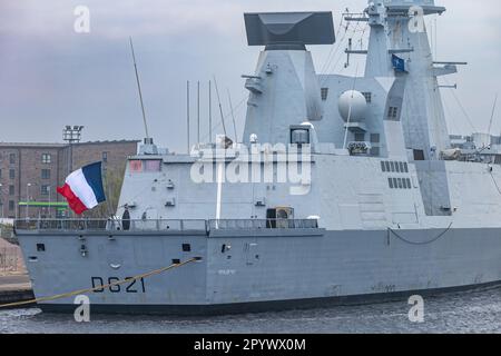 Leith Harbour, Edimburgo, Scozia, Regno Unito, 5th maggio 2023. Visita della Marina francese Frigate FS Chevalier Paul: La fregata di classe Horizon della Marina Nationale francese è ancorata a Leith davanti all'esercizio formidabile dello Scudo NATO. Le sue armi principali sono i missili Aster. Il suo colore grigio corazzata si fonde con le condizioni meteorologiche odierne. Credit: Sally Anderson/Alamy Live News Foto Stock