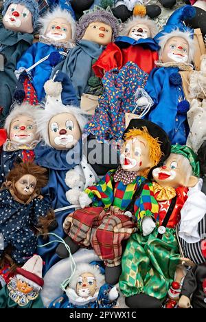 I clown si accumulano al mercato delle pulci Foto Stock