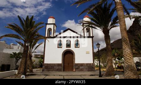 Ermita de las Nieves, eremo, chiesa, portale, facciata, Vicino, palme, cielo blu scuro, nuvole bianche, Puerto de las Nieves, costa occidentale, Gran Foto Stock