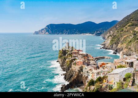 Vista panoramica sull'oceano e sul villaggio di Vernazza situato nelle cinque Terre, Italia Foto Stock