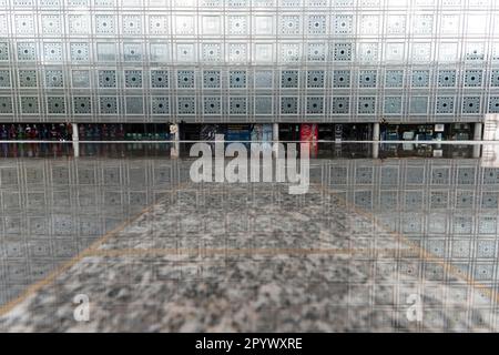 Institut du Monde Arabe, Istituto del mondo arabo, dettaglio della facciata e delle finestre esterne sensibili alla luce, architetto Jean Nouvel, Parigi Foto Stock