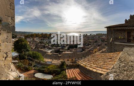 Didascalia: Vista panoramica di Bolsena: Una vista panoramica sui tetti in terracotta di Bolsena, che si estende fino allo scintillante lago e alle dolci colline Foto Stock