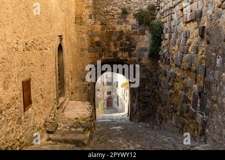 Antico vicolo di Bolsena: Un passo indietro nel tempo attraverso i passaggi acciottolati e gli archi del cuore storico di Bolsena Foto Stock