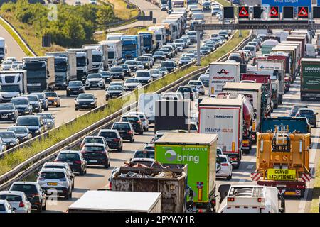 Traffico intenso con congestione, camion e auto sull'autostrada A8 vicino Stoccarda, Baden-Wuerttemberg, Germania Foto Stock