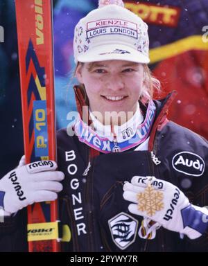 SKI ALPIN SEASON 92/93 World Championships 1993 Morioka Shizukuishi Super G Women 14.02.1993 Katja SEIZINGER (GER) presenta la sua medaglia d'oro. XxNOxMODELxRELEASExx [traduzione automatica]- AUSTRIA OUT Foto Stock