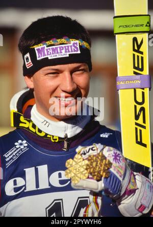 SCI ALPIN STAGIONE 90/91 WM 1991 Saalbach-Hinterglemm Super G uomini 23.01.1991 Stephan EBERHARTER ( AUT ) presenta le sue medaglie. XxNOxMODELxRELEASExx [traduzione automatica]- AUSTRIA OUT Foto Stock