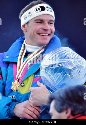 STAGIONE SCIISTICA ALPIN 90/91 Campionati del mondo 1991 Saalbach-Hinterglemm Slalom Men 22.01.1991 Marc GIRADELLI (LUX) con la sua medaglia d'oro. XxNOxMODELxRELEASExx [traduzione automatica]- AUSTRIA OUT Foto Stock