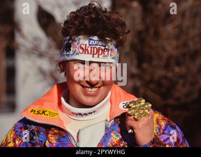 SCI ALPIN STAGIONE 90/91 WM 1991 Saalbach-Hinterglemm Downhill Donne 26.01.1991 Petra KRONBERGER (AUT) presenta la sua medaglia d'oro. XxNOxMODELxRELEASExx [traduzione automatica]- AUSTRIA OUT Foto Stock