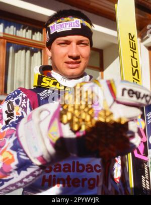 SCI ALPIN STAGIONE 90/91 WM 1991 Saalbach-Hinterglemm Super G uomini 23.01.1991 Stephan EBERHARTER ( AUT ) presenta le sue medaglie. XxNOxMODELxRELEASExx [traduzione automatica]- AUSTRIA OUT Foto Stock