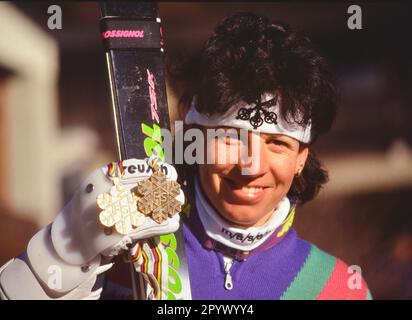 STAGIONE SCIISTICA ALPIN 90/91 WM 1991 Saalbach-Hinterglemm Donne Slalom 01.02.1991 Vreni SCHNEIDER (sui) presenta con orgoglio la sua medaglia d'oro. XxNOxMODELxRELEASExx [traduzione automatica]- AUSTRIA OUT Foto Stock