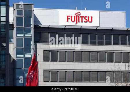 Fujitsu Technology Solutions GmbH, logo su edificio, IT Group, Nord Reno-Westfalia, Germania Foto Stock