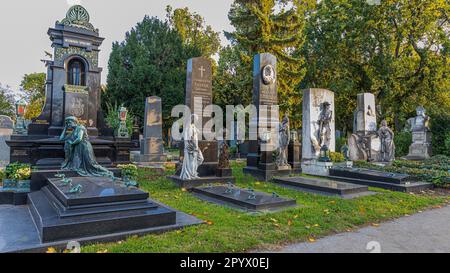 Tombe popolari nel cimitero centrale, Vienna, Austria Foto Stock