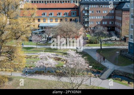 Vista aerea dalla Tower House verso il fiume Motala e il paesaggio industriale di Norrköping durante la primavera in Svezia Foto Stock
