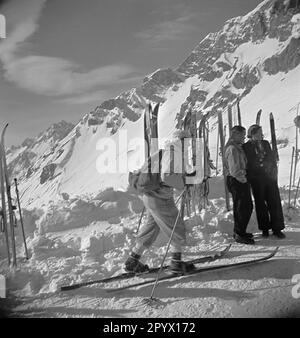 Un uomo va alla pista da sci, a metà del 1930s a St Christoph am Arlberg. Foto Stock