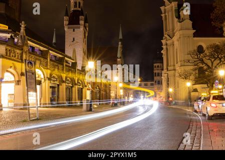 Tracce di traffico di notte, Viktualienmarkt, Monaco, Baviera, Germania Foto Stock