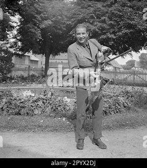 Un uomo ben vestito che posa con un'anatra a pallini davanti a uno stagno. È probabilmente un proprietario o un membro della famiglia nella provincia di Pomerania. Foto non datata, probabilmente negli anni '1930s. Foto Stock