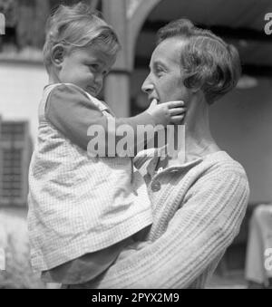 Una donna con un bambino in braccio in una fattoria ad Altaussee, Austria. Foto non datata, probabilmente negli anni '1930s. Foto Stock