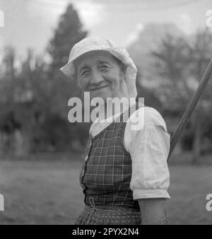 Una donna anziana guarda la telecamera con un sorriso. Foto non datata, probabilmente negli anni '1930s. Foto Stock