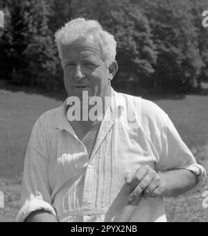 Un uomo anziano che lavora sul pascolo. Probabilmente sta tenendo in mano una falce. Foto non datata, presumibilmente negli anni '1930s. Foto Stock