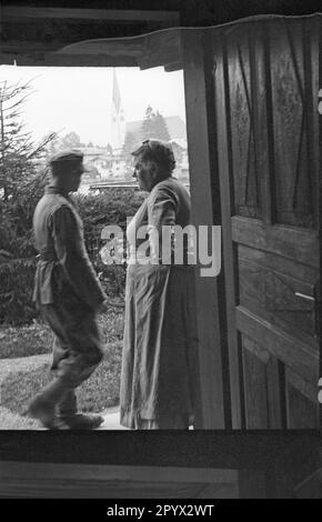 Durante un esercizio di un Gebirgsjaegerkompanie (compagnia di fanteria di montagna) sul Tegernsee: Soldati e la padrona di casa della fattoria dove sono squartati. Foto Stock