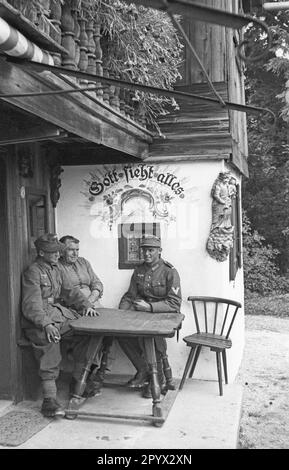 Durante un esercizio di un Gebirgsjaegerkompanie (compagnia di fanteria di montagna) sul Tegernsee: Soldati e la padrona di casa della fattoria dove sono squartati. Foto Stock