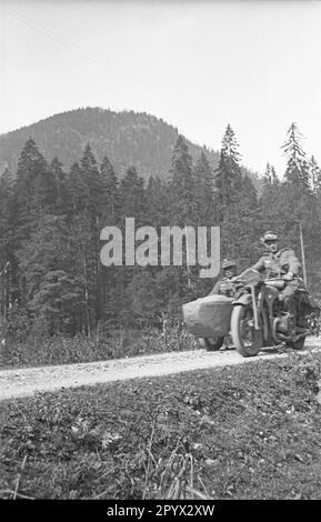 Durante un esercizio di una Gebirgsjaegerkompanie (compagnia di fanteria di montagna) sul Tegernsee: Soldati in una moto sidecar. Foto Stock